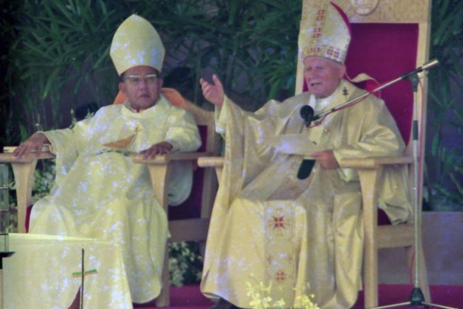 Cardinal Jaime Sin sitting next to Pope John Paul II