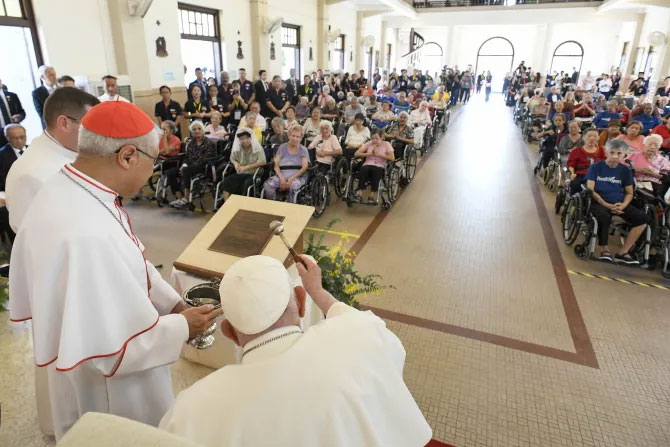 Pope Francis with elderly and youth of Singapore