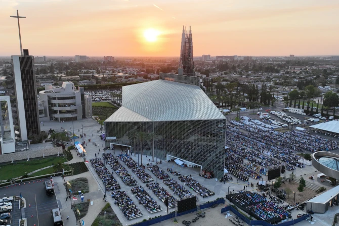 An estimated 12,000 people celebrate the closing Mass of the second annual Marian Days at Christ Cathedral in the Dicoese of Orange